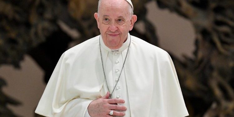 Papa Francisco tem crise respiratória grave e recebe transfusão de sangue