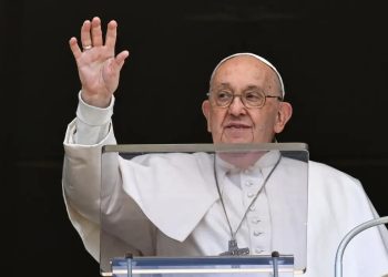 Papa Francisco enfrenta pneumonia dupla e insuficiência renal