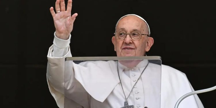 Papa Francisco enfrenta pneumonia dupla e insuficiência renal
