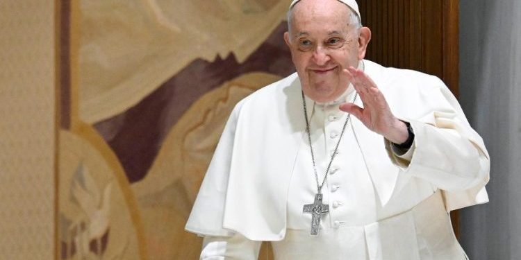 Papa Francisco sofre crise respiratória enquanto se recupera de pneumonia dupla