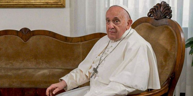 Papa Francisco tem infecção respiratória complexa e segue internado; pneumologista alerta para riscos em idosos