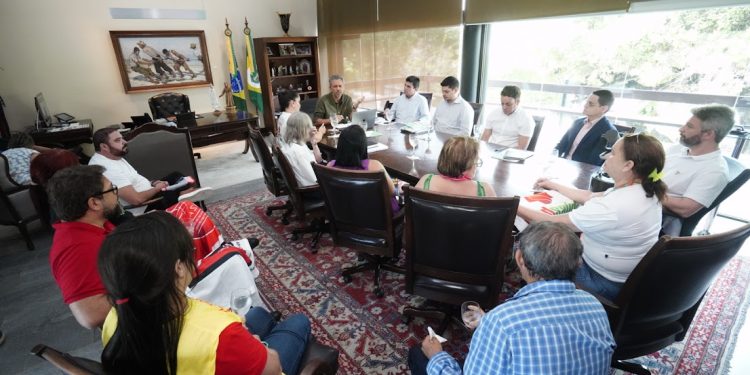 Servidores públicos estaduais terão reajuste de 5,83%, anuncia Elmano