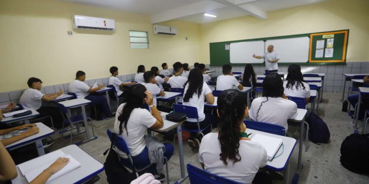 Assembleia Legislativa do Ceará aprova reajuste de 6,27% no piso salarial dos professores