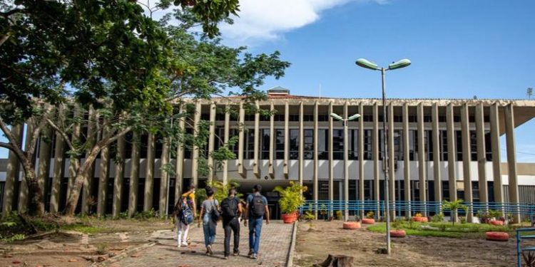 UFAL abre concurso para professores com 71 vagas e salários de até R$ 10,4 mil