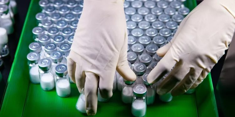 Governo anuncia vacina brasileira de dose única contra a dengue