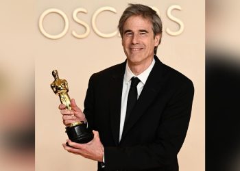O diretor Walter Salles com o Oscar de melhor filme internacional por'Ainda estou aqui' (Foto: Divulgação/Sony Pictures)