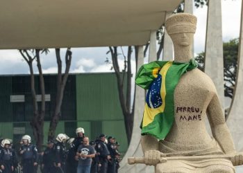 Estátua é pichada por vândalos do 8 de janeiro, na sede do STF, em Brasília (Foto: Joédson Alves/Agência Brasil)