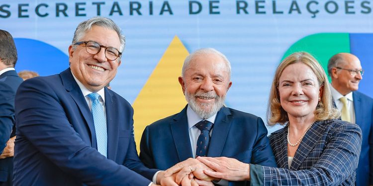 Lula empossa Gleisi na Secretaria de Relações Institucionais e Padilha na Saúde