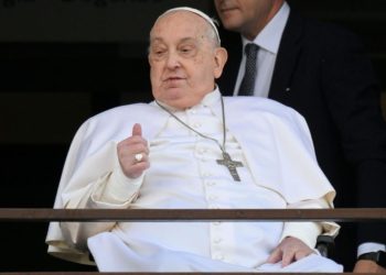 Após quase 40 dias internado, Papa Francisco recebe alta e reaparece em público