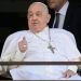 Após quase 40 dias internado, Papa Francisco recebe alta e reaparece em público