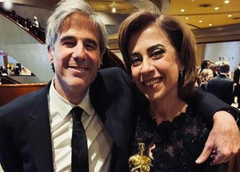 Walter Salles e Fernanda Torres com a estatueta do Oscar de Melhor Filme Internacional (Foto: Reprodução/Instagram oficialfernandatorres)