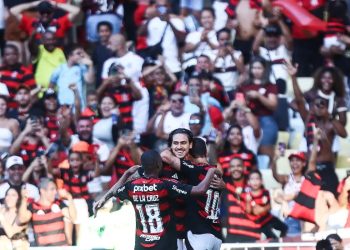 Flamengo atropela Corinthians no Maracanã e assume a liderança do Brasileirão