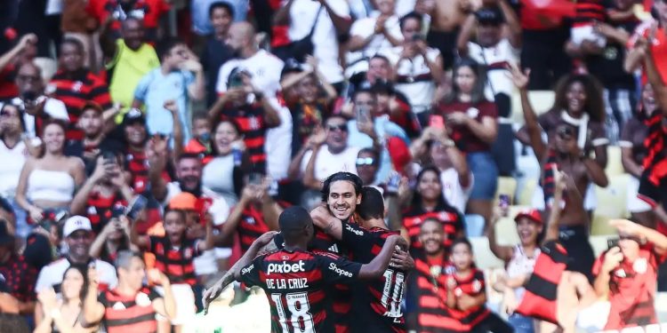 Flamengo atropela Corinthians no Maracanã e assume a liderança do Brasileirão