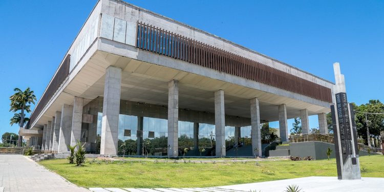 TJCE abre concurso com 30 vagas para juiz substituto; veja salário e edital