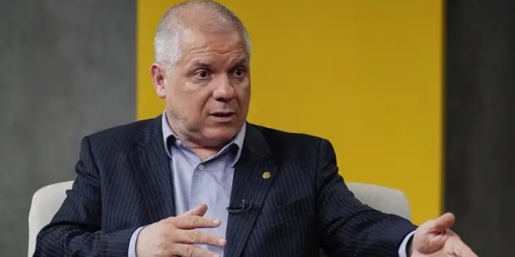 Lula demite presidente do INSS após operação da PF contra descontos ilegais em aposentadorias