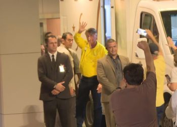 Bolsonaro chega a hospital em Brasília (Foto: Reprodução)