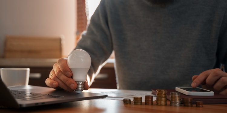 Conta de luz volta a ter taxa extra em maio e fica mais cara para o consumidor