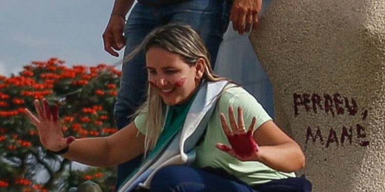 Por maioria, STF condena cabeleireira que pichou estátua no 8 de janeiro a 14 anos de prisão