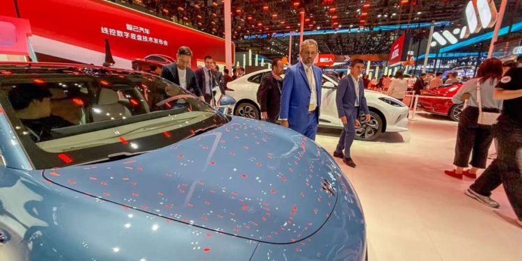 Elmano de Freitas apresenta Polo Automobilístico do Ceará na Auto Shanghai 2025