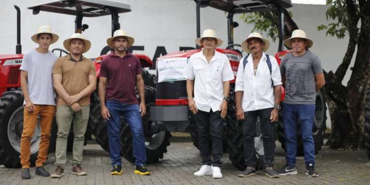 Governo do Ceará entrega tratores e implementos agrícolas a agricultores familiares