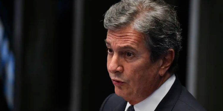 Collor nega doenças e uso de medicamentos durante audiência