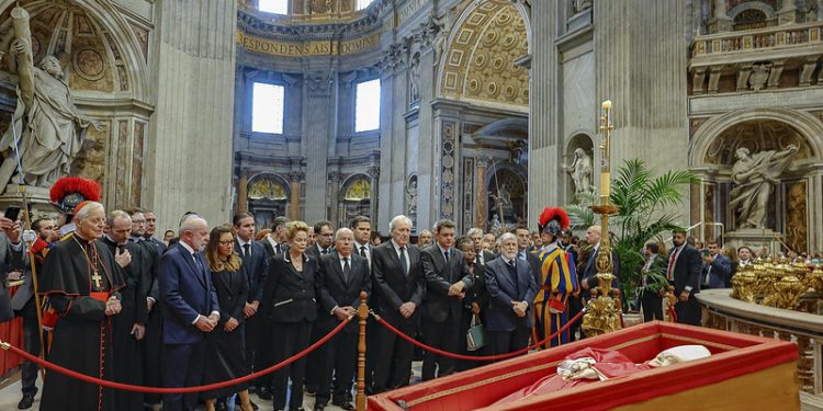 Lula e comitiva desembarcam em Roma para funeral do Papa Francisco