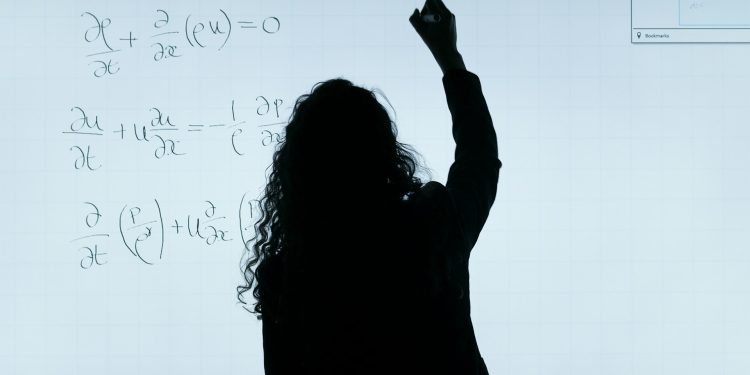 Apenas 5,2% dos alunos da rede pública terminam o ensino médio com aprendizagem adequada em matemática