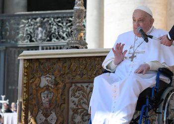 Papa Francisco retorna ao Vaticano e reaparece em cadeira de rodas com oxigênio