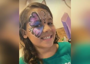 Menina de 8 anos morre após inalar desodorante em desafio pela internet; polícia investiga