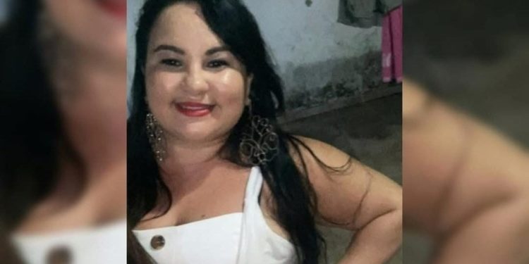Mulher é assassinada com tiros e facadas dentro de casa em Nova Olinda