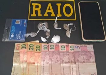 Ao todo os policiais apreenderam cinco gramas de cocaína, seis de maconha e R$ 155,00 em dinheiro (Foto: Divulgação/PMCE)