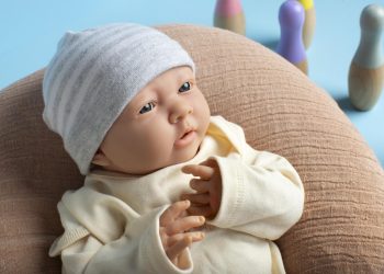 Proposição pretende vedar qualquer tipo de assistência de saúde pública ao “boneco artesanal com aparência semelhante a de um recém-nascido humano” (Foto: Freepik)