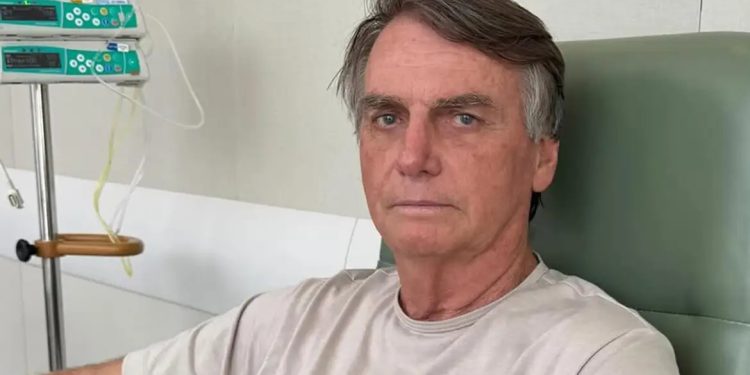 Bolsonaro recebe alta após três semanas internado em Brasília