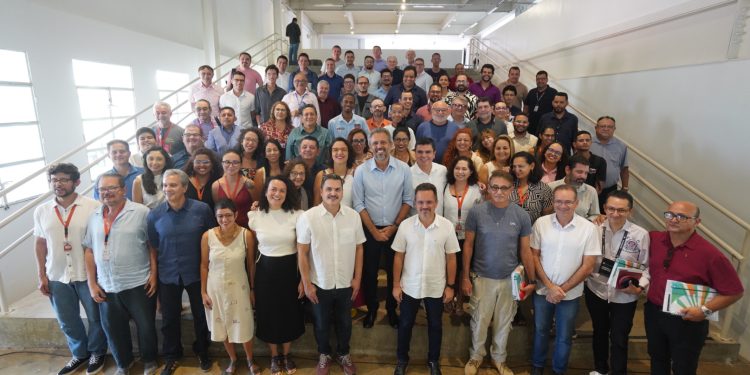 “Café com o governador”: Elmano de Freitas se reúne com a imprensa do Cariri e ressalta investimentos na região