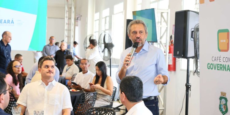 “Café com o governador”: Elmano de Freitas se reúne com a imprensa do Cariri e ressalta investimentos na região