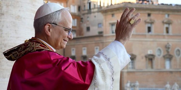 Um Leão no trono de Pedro – Por Mirta Lourenço