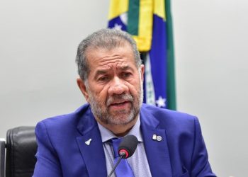 O ministro Carlos Lupi durante participação em comissão da Câmara (Foto: Zeca Ribeiro/Câmara dos Deputados)