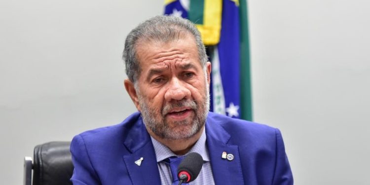 Ministro da Previdência, Carlos Lupi, pede demissão após escândalo de fraudes no INSS