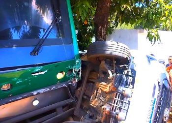 Impacto deixou duas pessoas feridas e causou danos materiais significativos (Foto: Reprodução)