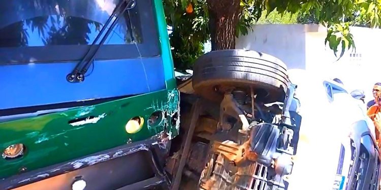 Caminhonete é atingida por VLT no Crato e deixa duas pessoas feridas