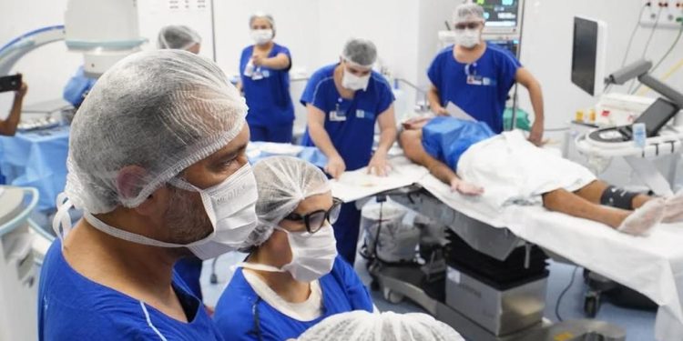 Governador Elmano de Freitas anuncia contratação de 13.500 novas cirurgias eletivas para acelerar fila de espera