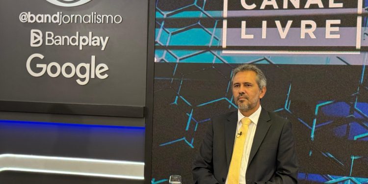 Governador Elmano de Freitas visita Grupo Bandeirantes em São Paulo e grava entrevista no Canal Livre