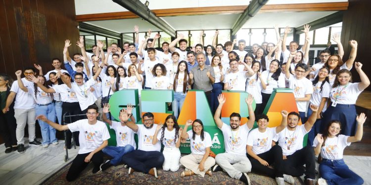 Governador Elmano de Freitas recebe estudantes e professores premiados em eventos científicos