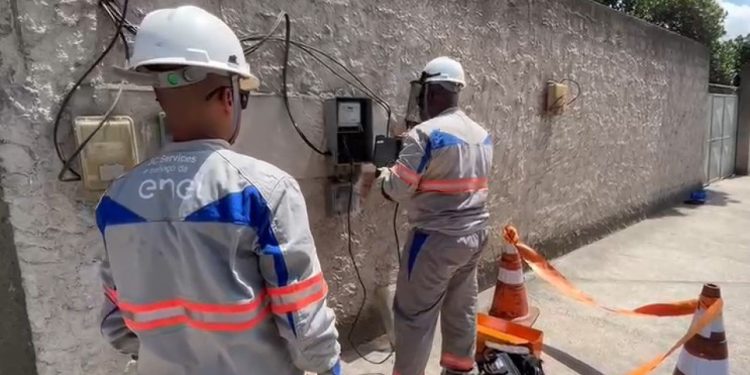 Furto de energia em 2024 no Ceará seria suficiente para abastecer quatro grandes cidades por um ano