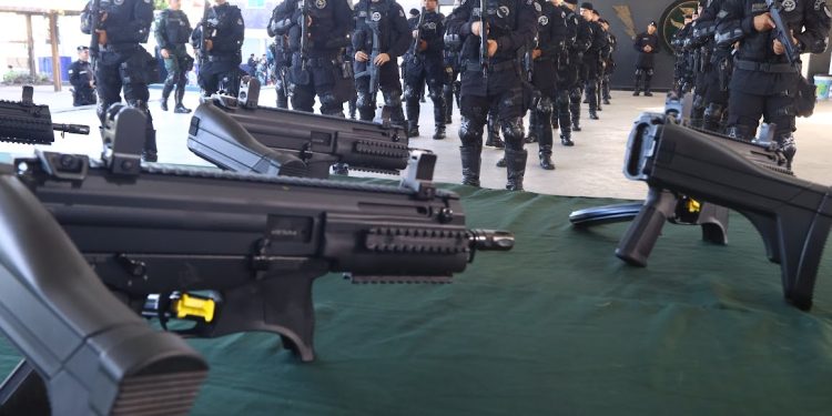 Governo do Ceará entrega 300 carabinas ao CPRaio para reforçar combate ao crime