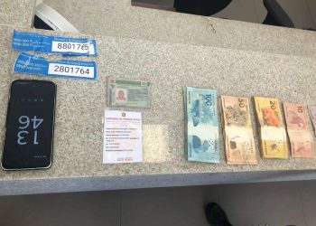 Itens apreendidos com suspeito de estelionato em agência da Caixa de Juazeiro do Norte (Foto: Reprodução/PMCE)