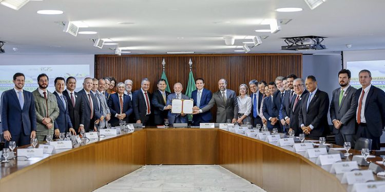 Lula assina MP que amplia tarifa social e abre mercado de energia