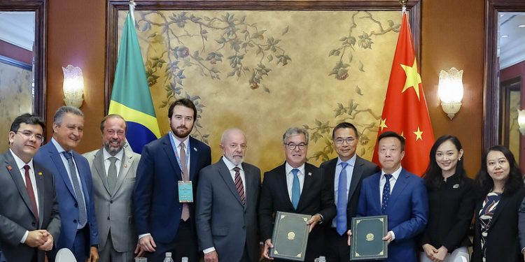 China anuncia R$ 27 bilhões em novos investimentos no Brasil durante visita de Lula a Pequim