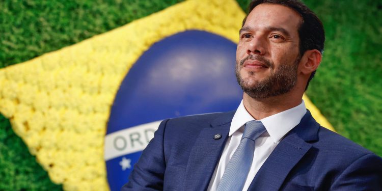 Samir Xaud é eleito novo presidente da CBF em meio a boicote de clubes e polêmica judicial