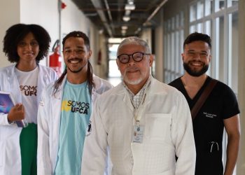 Professor Cláudio Gleidiston (ao centro), diretor da Faculdade de Medicina da UFCA, e estudantes do curso (Foto: Davi Moreira/UFCA)